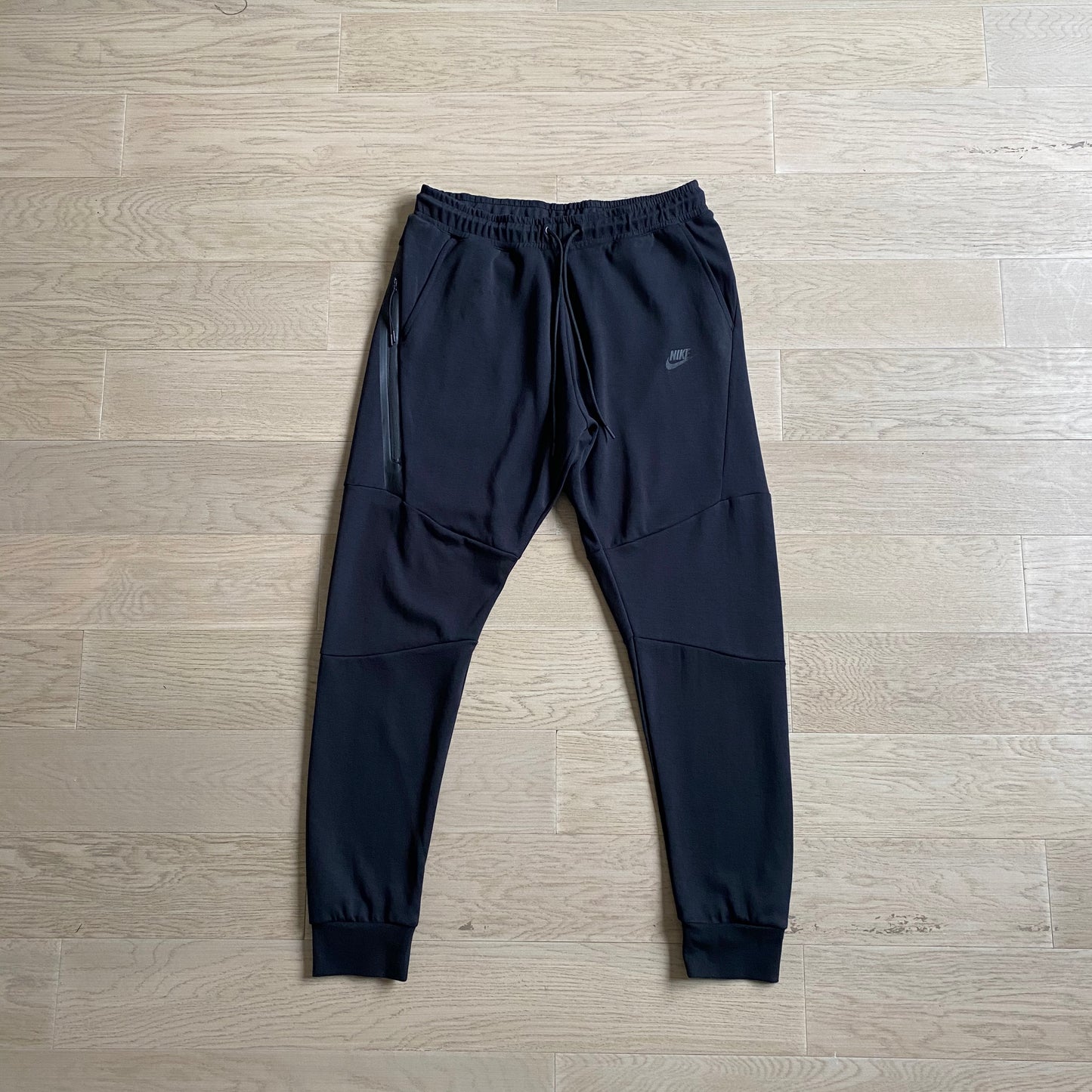 OLD SEASON BLACK NIKE TECH FLEECE