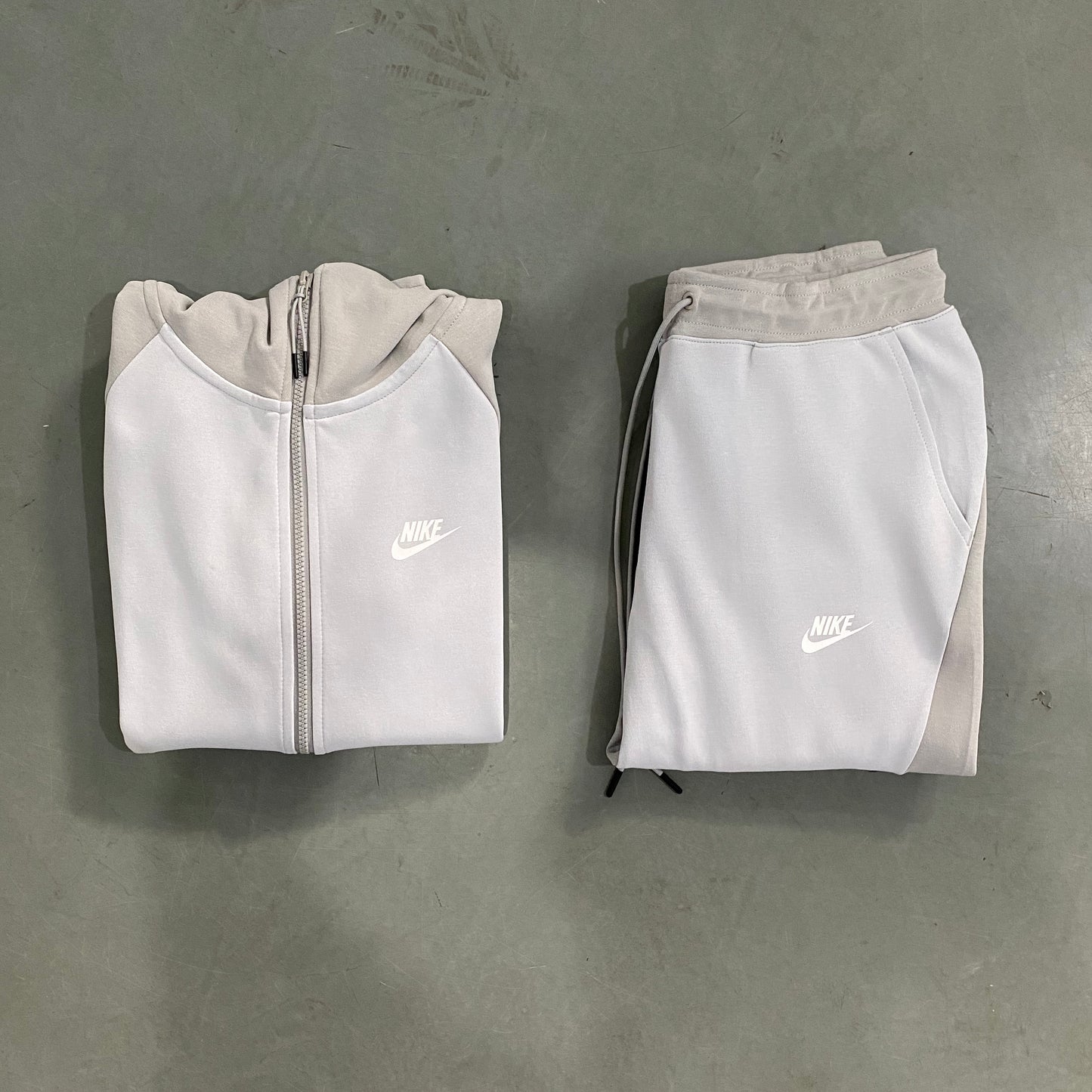 PLATINUM GREY NIKE TECH FLEECE