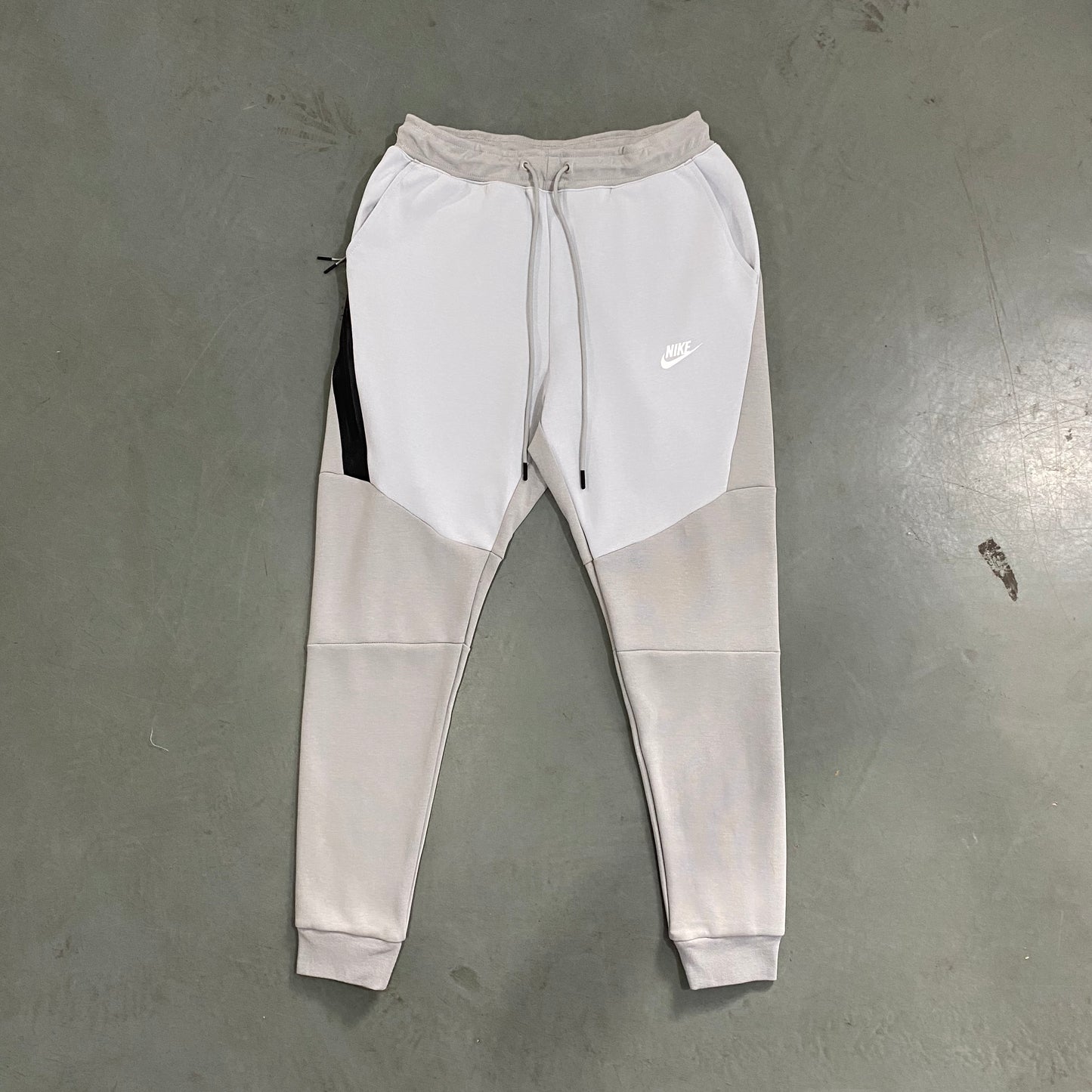PLATINUM GREY NIKE TECH FLEECE