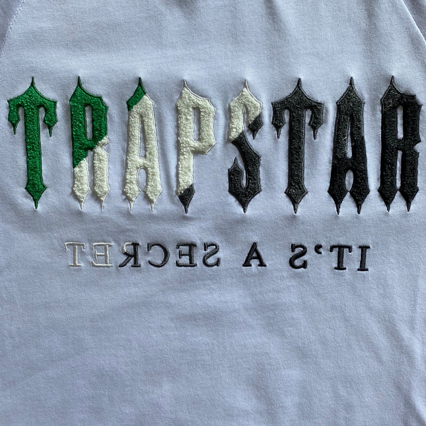 CHENILLE TRAPSTAR BLACK/GREEN T-SHIRT