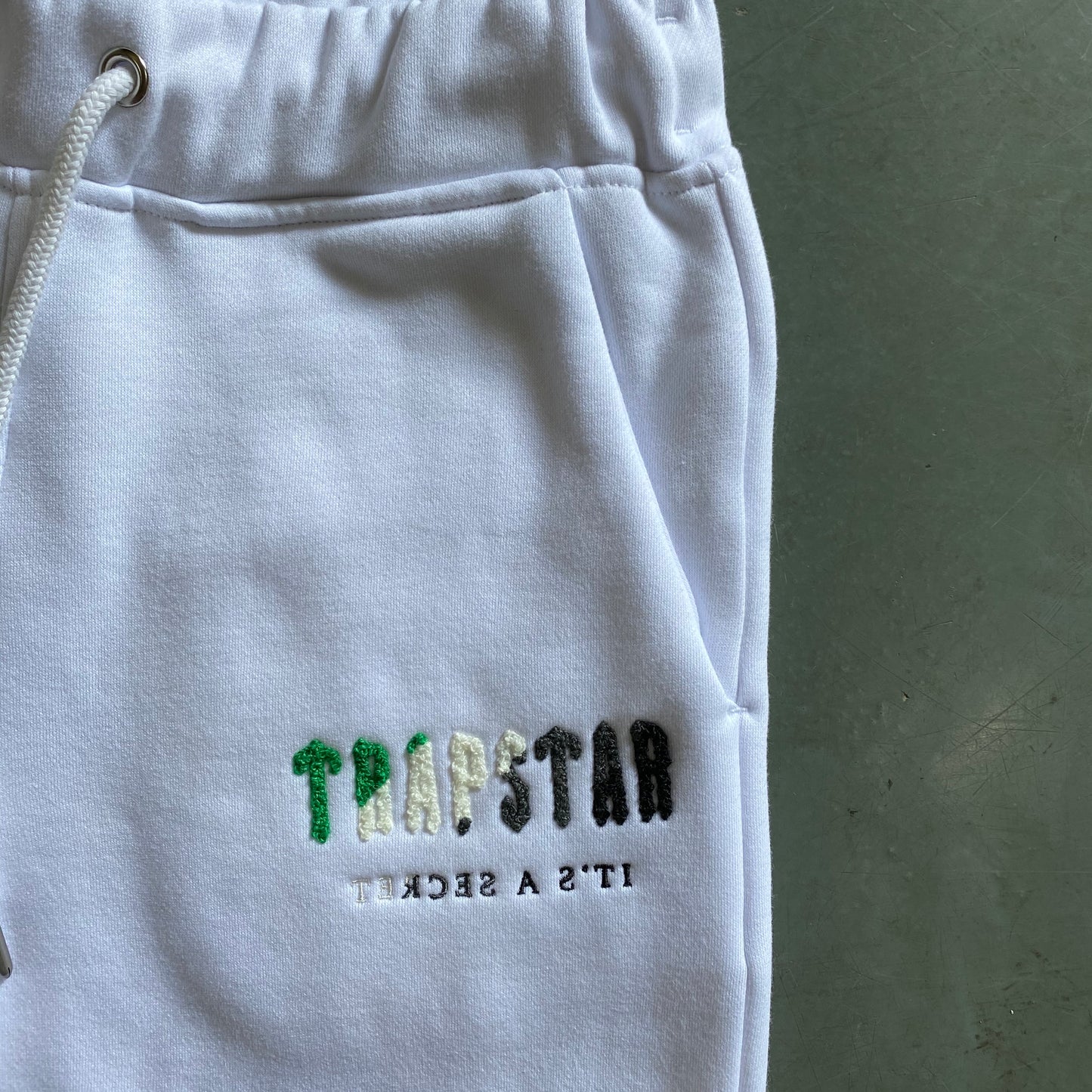 CHENILLE TRAPSTAR BLACK/GREEN T-SHIRT