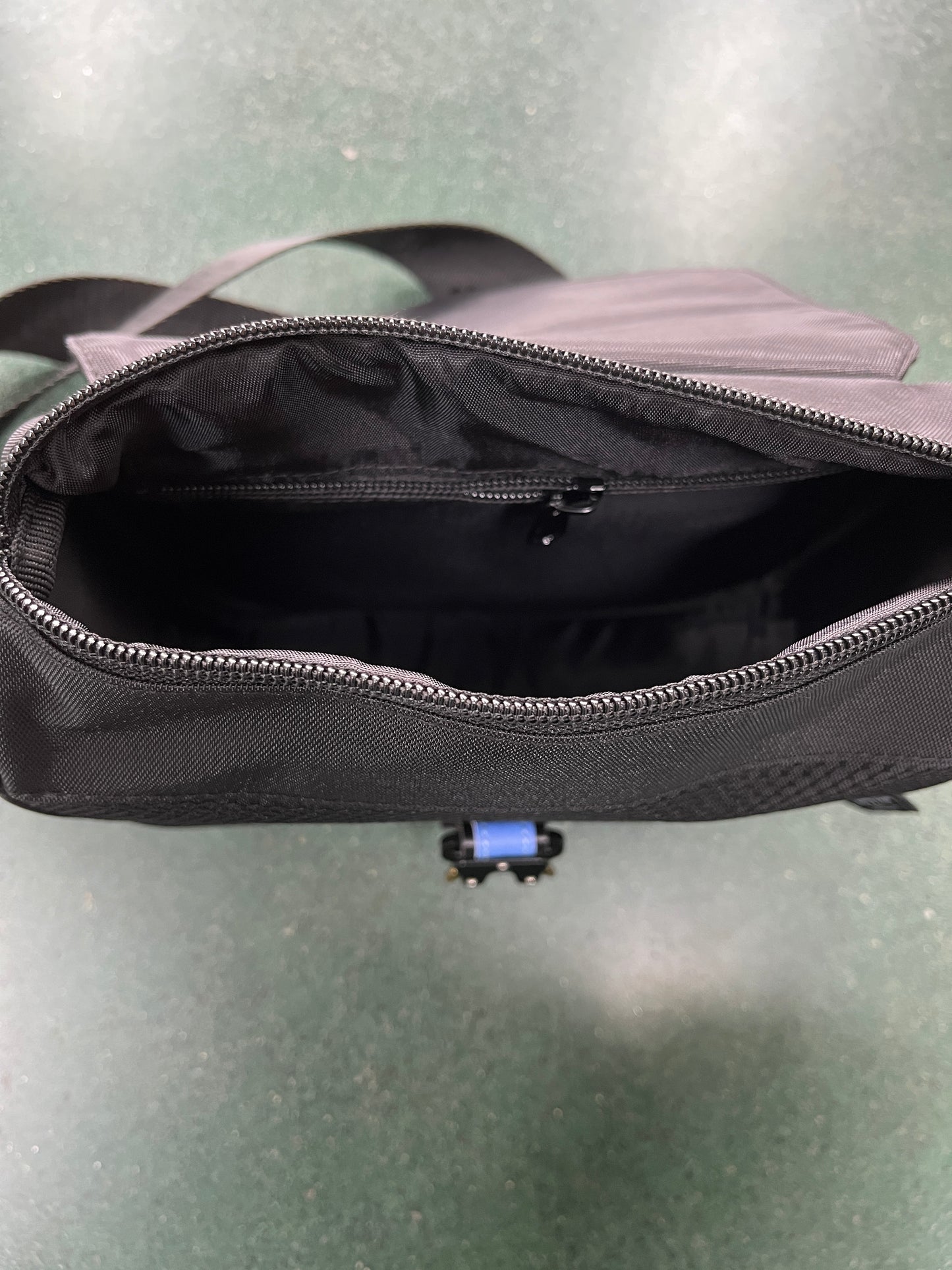 TRAPSTAR BLACK/BLUE BAG