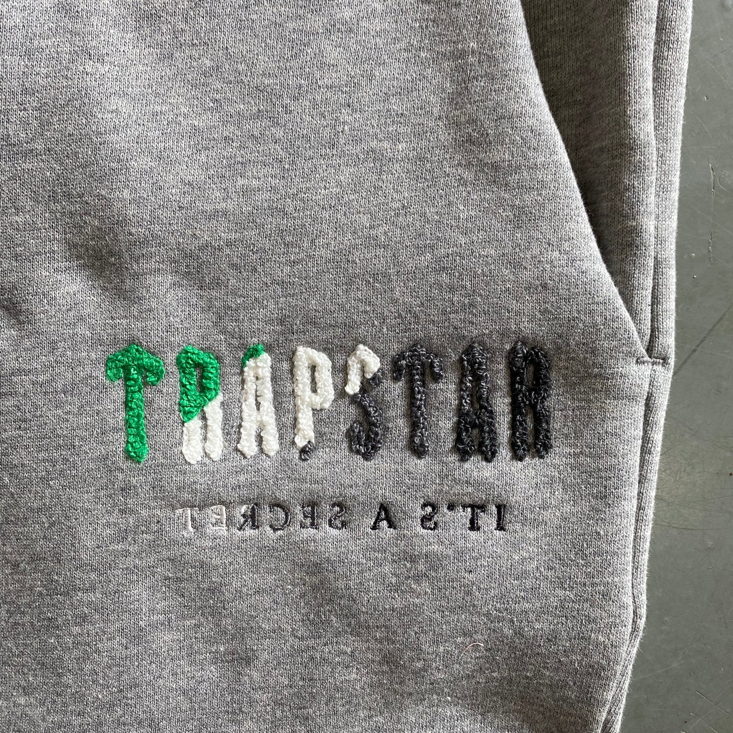 CHENILLE TRAPSTAR GREY/GREEN T-SHIRT