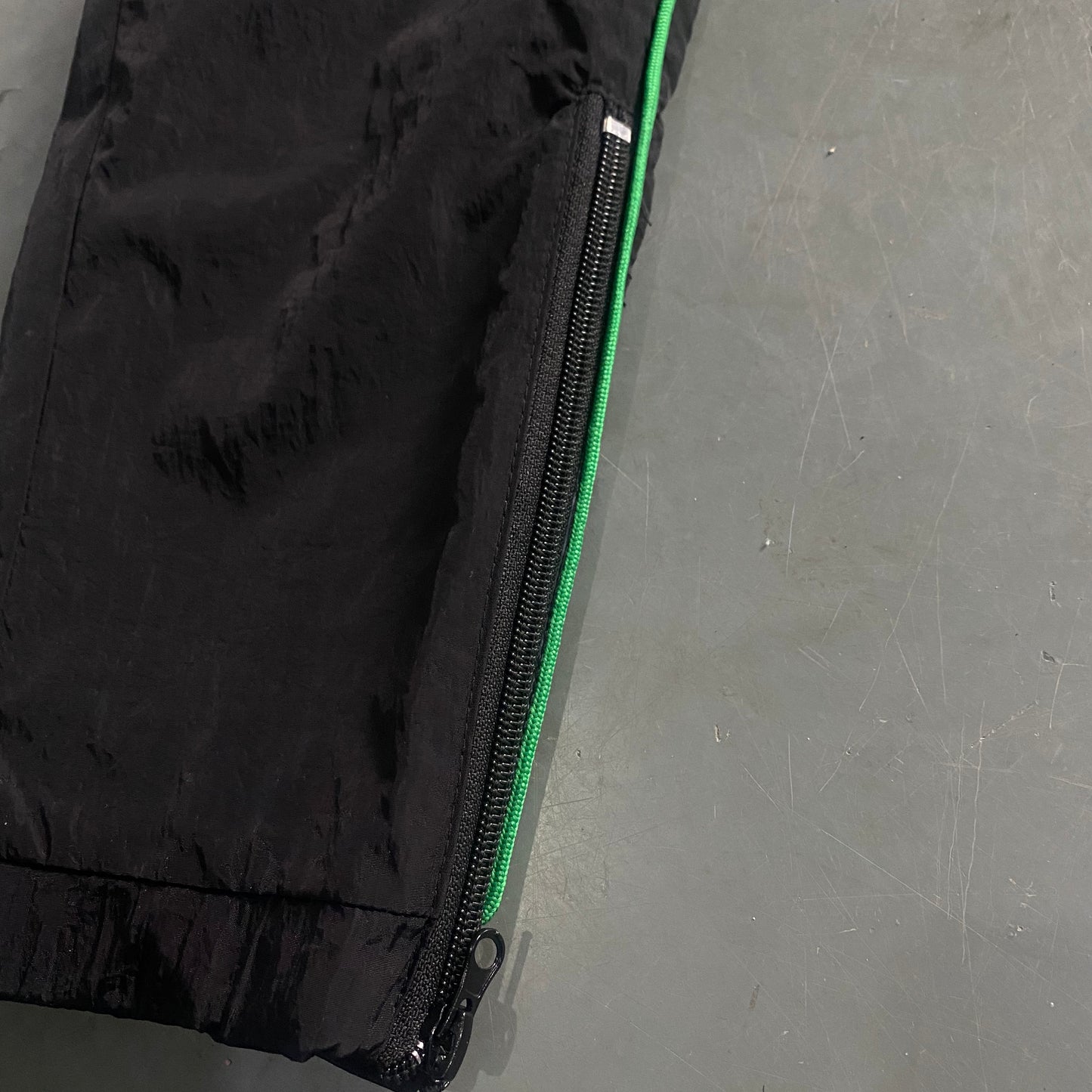 ARCH BLACK/GREEN SHELLSUIT