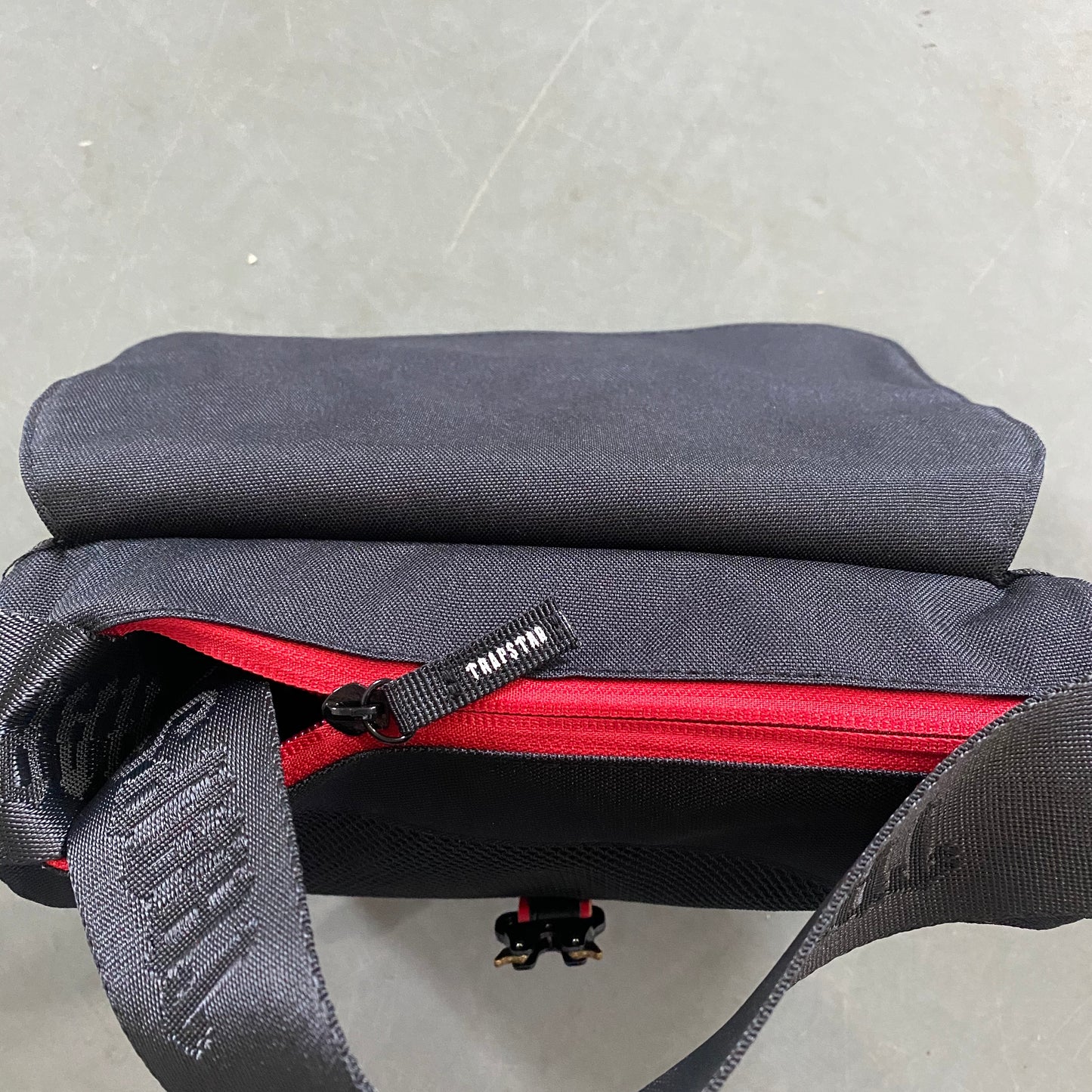 TRAPSTAR BLACK/RED BAG