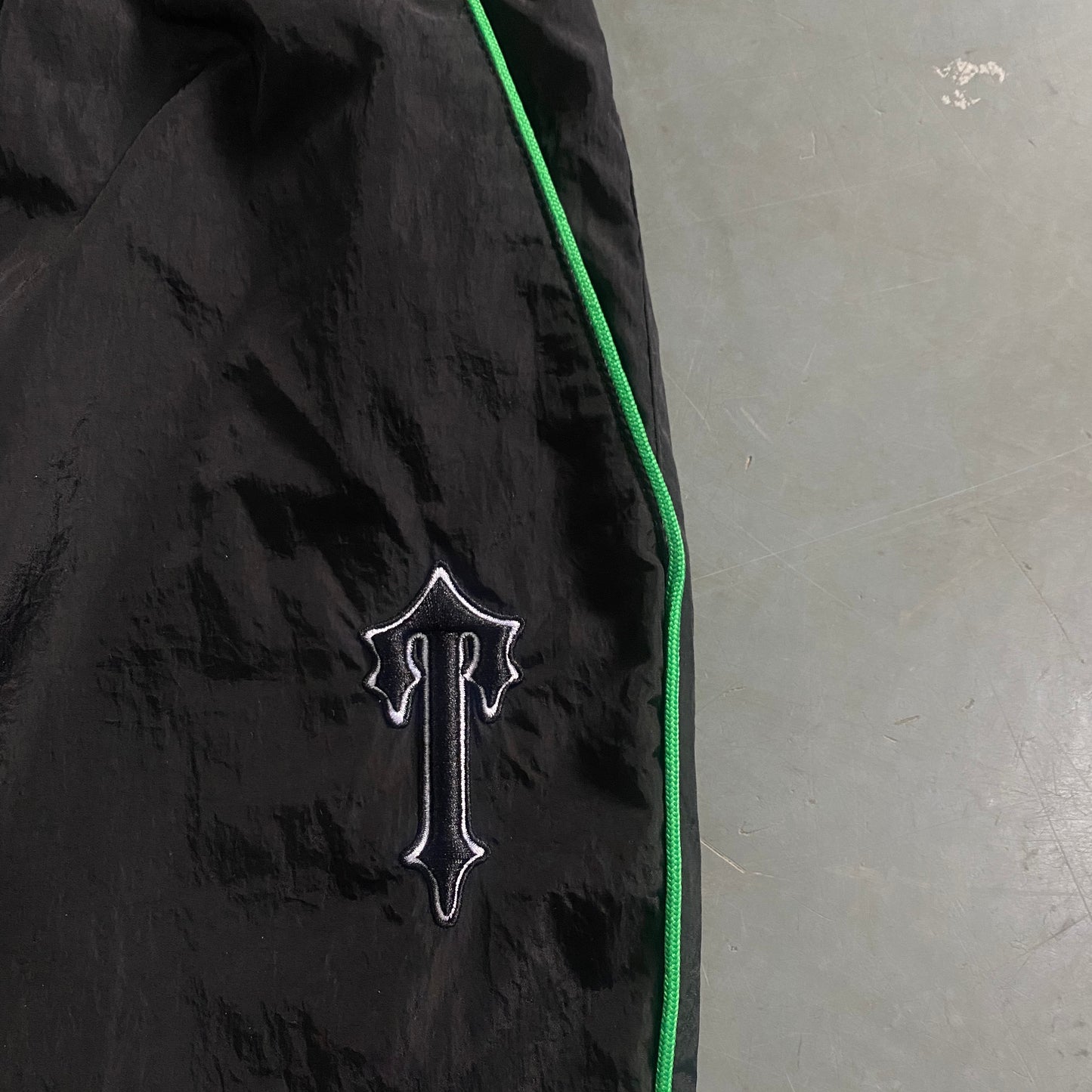 ARCH BLACK/GREEN SHELLSUIT