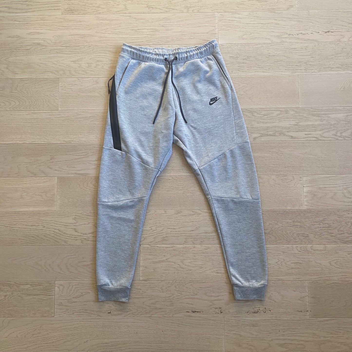 LIGHT GREY NIKE TECH FLEECE