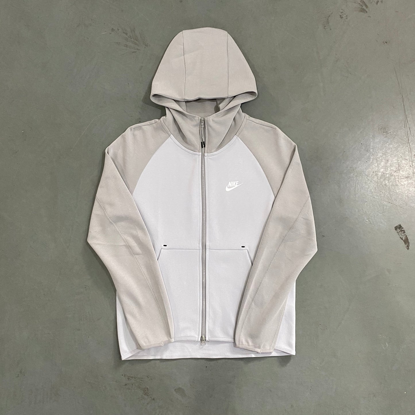 PLATINUM GREY NIKE TECH FLEECE