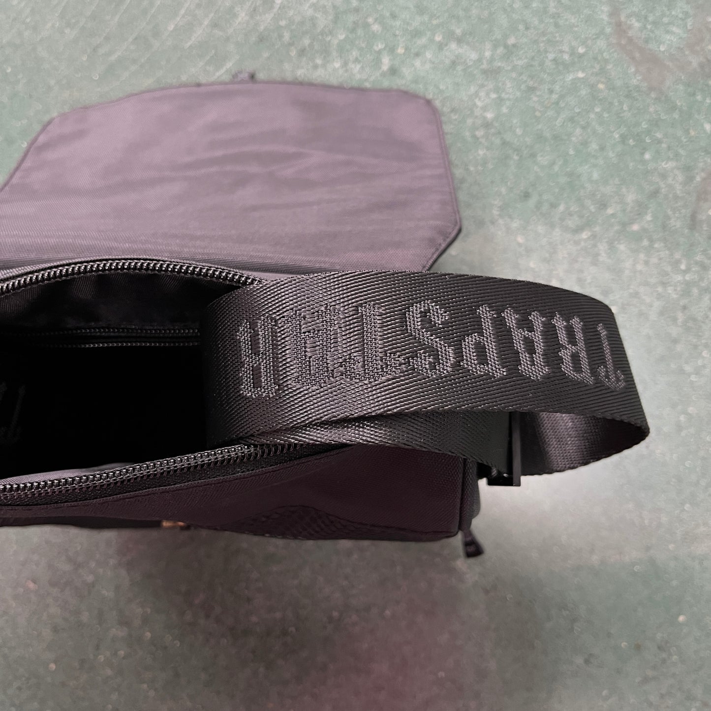 TRAPSTAR BLACK/ICE BLUE BAG