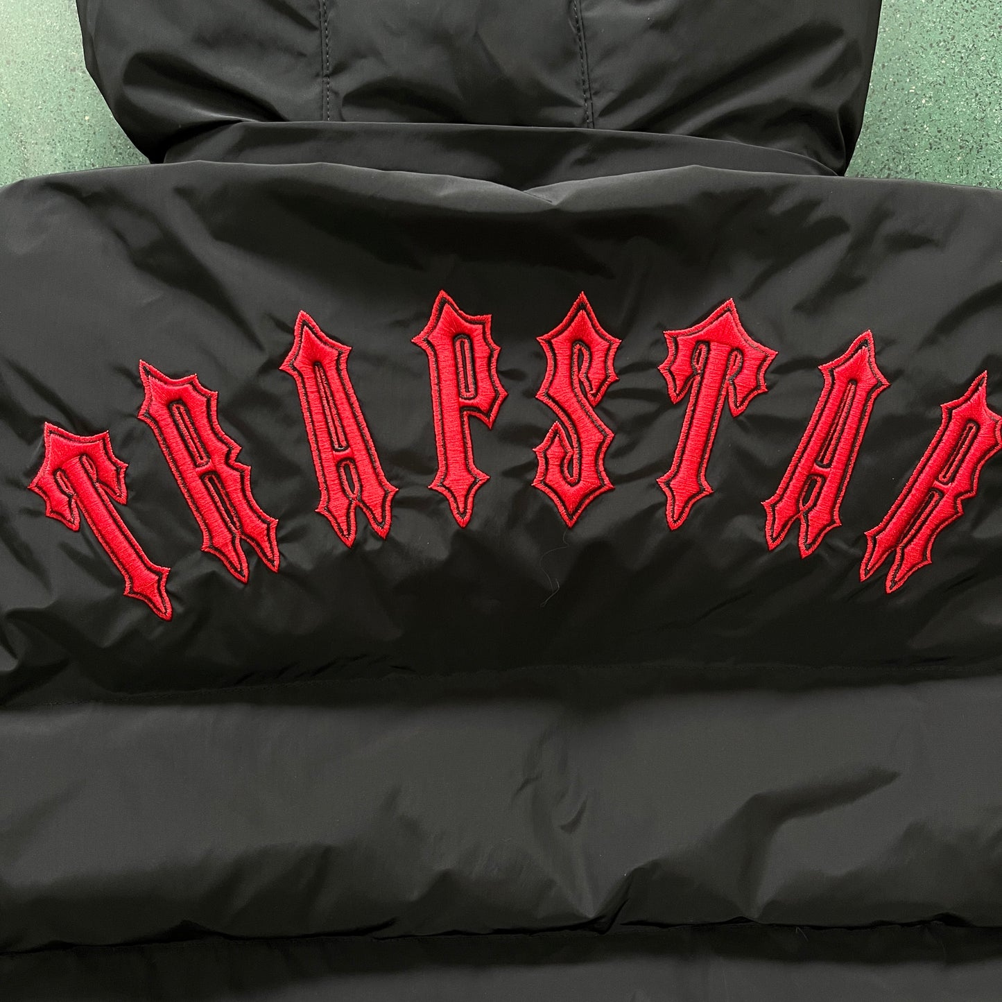 TRAPSTAR HOODED PUFFER JACKET - BLACK RED