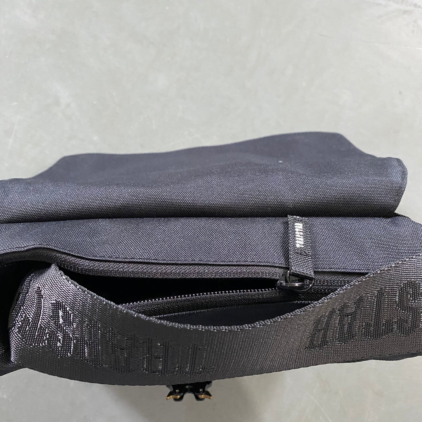 TRAPSTAR BLACK/WHITE BAG