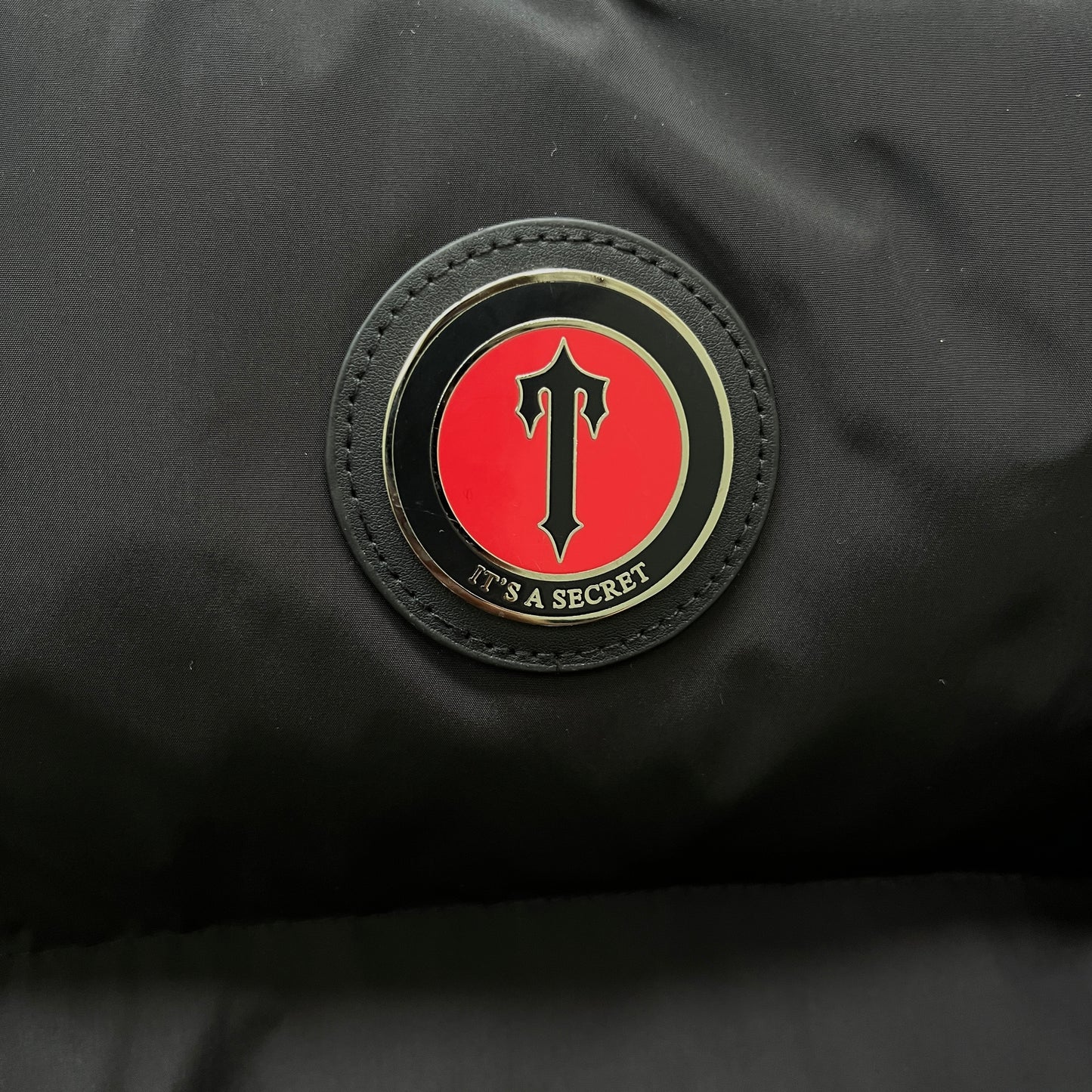 TRAPSTAR HOODED PUFFER JACKET - BLACK RED