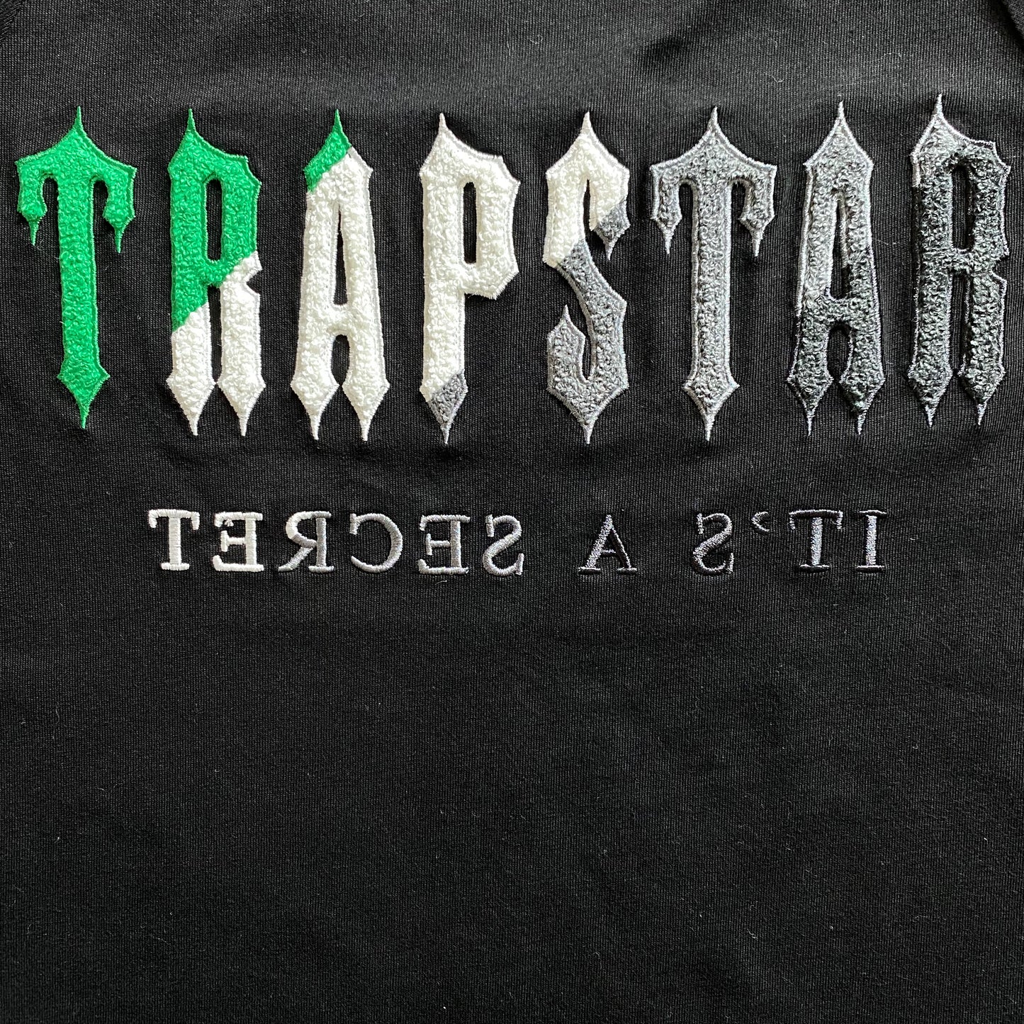 CHENILLE TRAPSTAR BLACK/GREEN T-SHIRT
