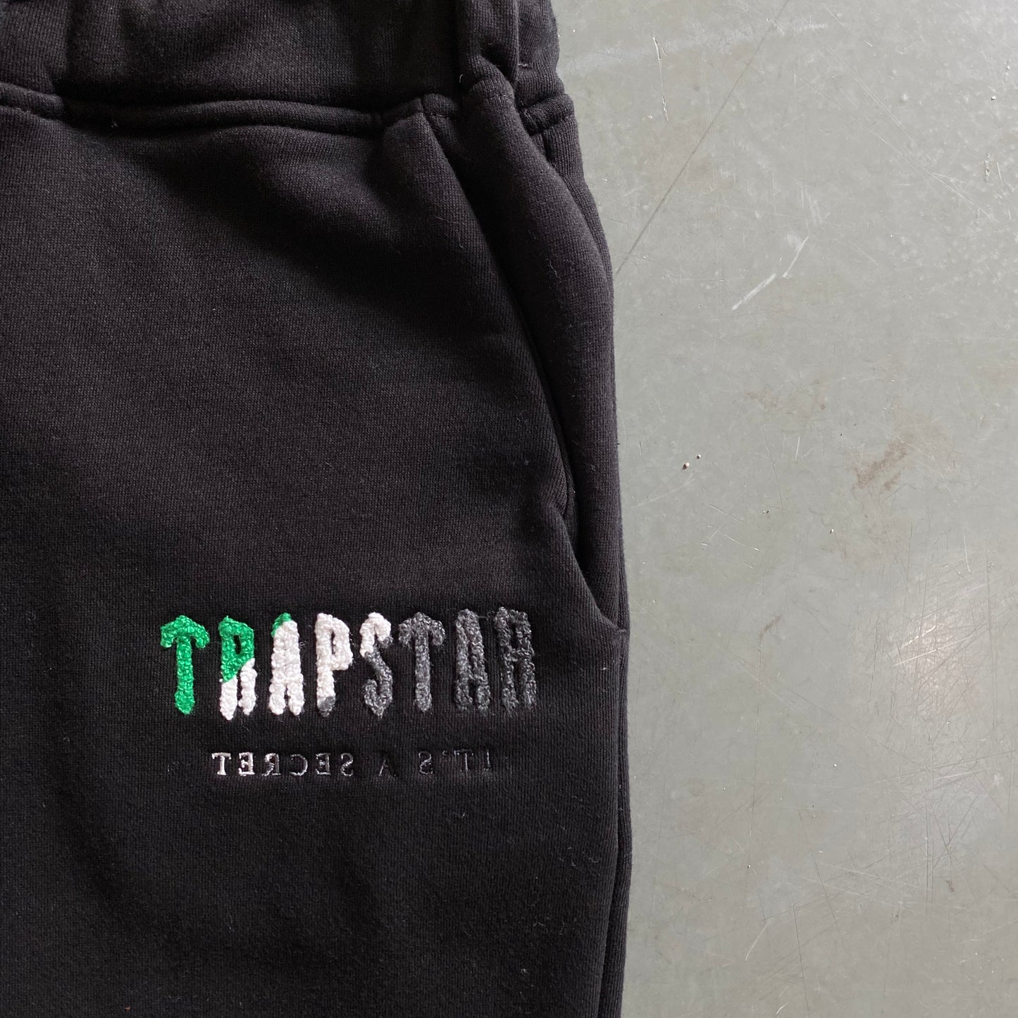 CHENILLE TRAPSTAR BLACK/GREEN T-SHIRT